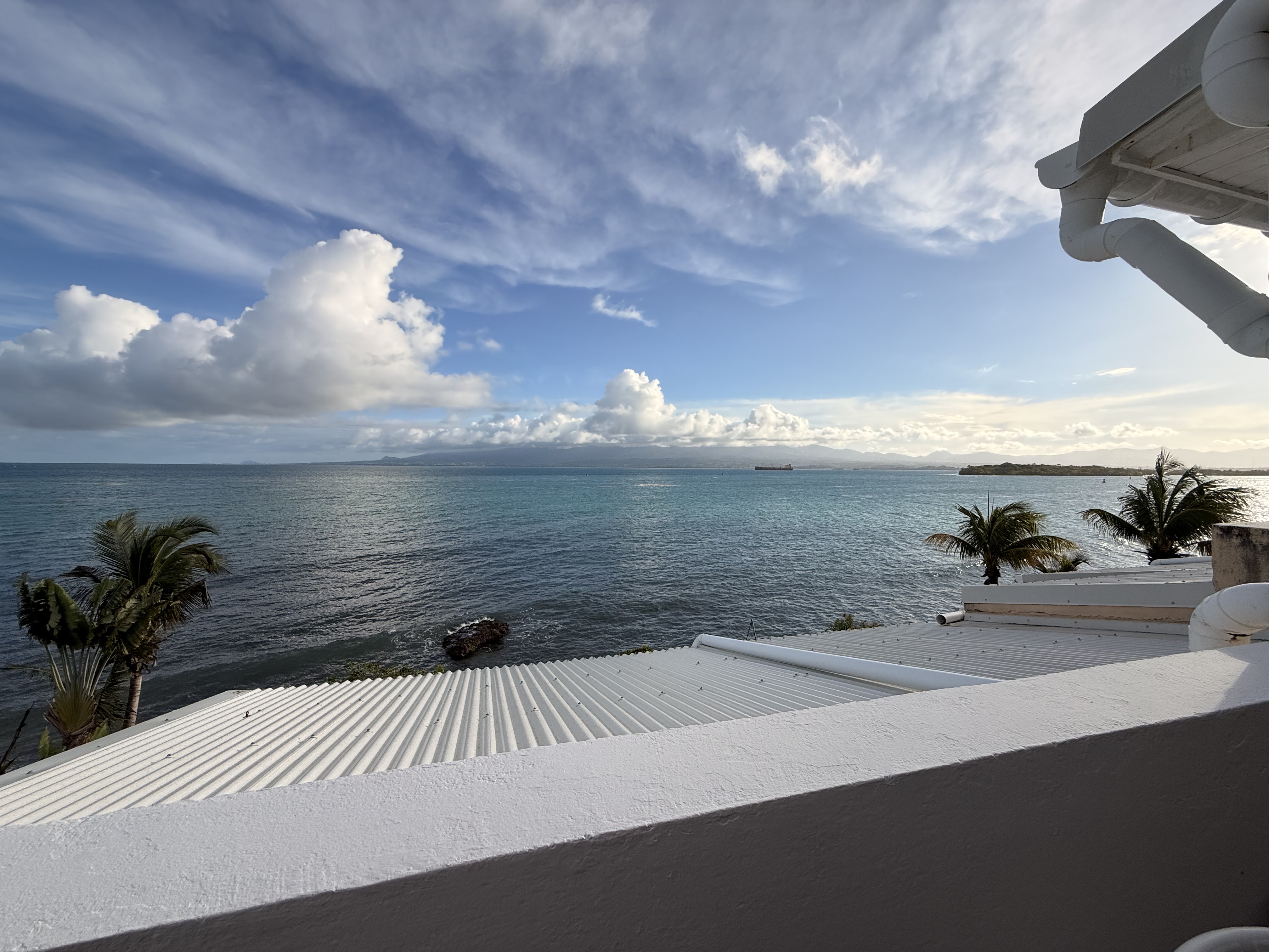 Vue sur la baie du Gosier depuis le balcon de l'appartement Cozy Colibri